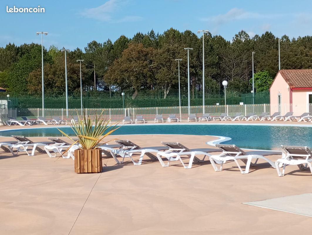 Vue de la villa et de la piscine