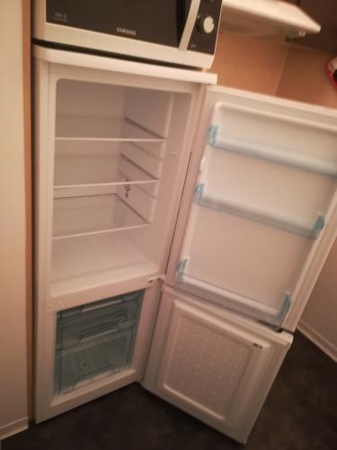 Le réfrigérateur avec congélateur en partie basse